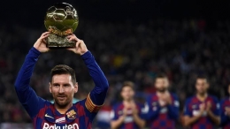 Messi pamerkan trofi Ballon d'Or di laga kontra Mallorca. (Standard.co.uk)