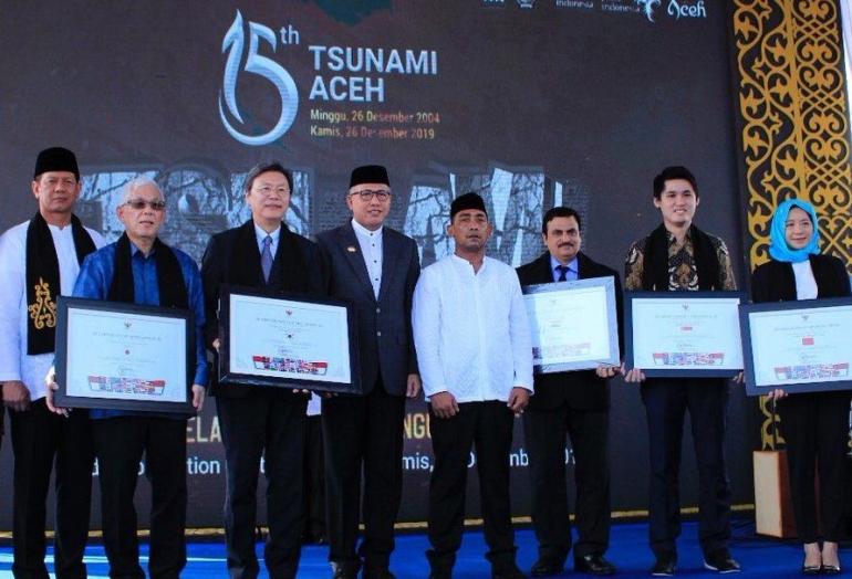 Perwakilan Negara sahabat Menerima Penghargaan dari Plt Gubernur Aceh Ir. Nova Iriansyah, MT (Doc Disbudpar Aceh)