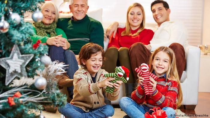 Kebersamaan dalam keluarga di waktu liburan natal (Sumber: dw. com) 