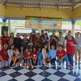 Foto bersama jemaat GKJ Sidareja pepanthan Sidamulya. Dokumen pribadi