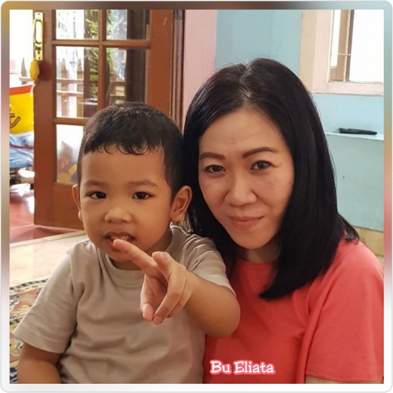 Bu Eliata dan anak di Panti Asuhan. Dokumen pribadi