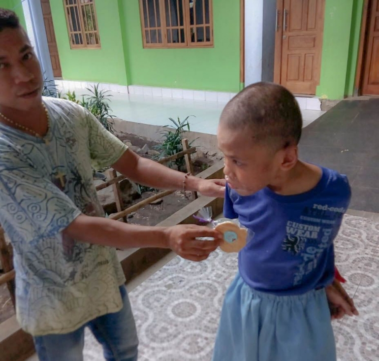 Anak panti yang terpaksa diikat tangannya karena sering memukuli/melukai dirinya sendiri I Foto: Istimewa