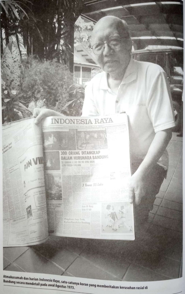 Atmakusumah bersama harian Indonesia Raya. 