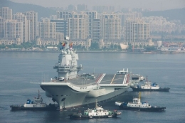 Kapal induk terbaru China yang diberi nama Shandong ketika meninggalkan pelabuhan Dalian tempatnya diciptakan. Kapal yang diklaim produksi dalam negeri itu secara resmi ditugaskan pada Selasa (17/12/2019).(Imaginechina via South China Morning Post)
