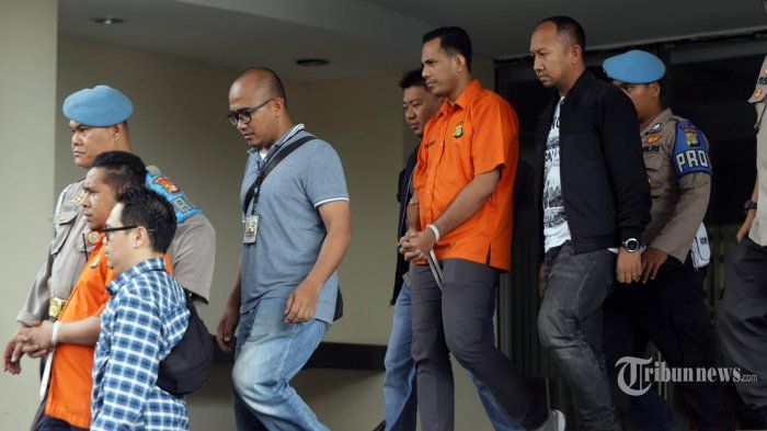 Dua tersangka pelaku penyerangan terhadap Novel Baswedan saat akan ditahan di Mapolda Metro Jaya, 28/12/2019 (tribunnews.com).