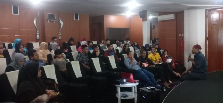 Para peserta menyimak pematerian dari Bang Aswi mengenai Blogger Travel, di Mini Theater Diorama Purwakarta. Dokpri