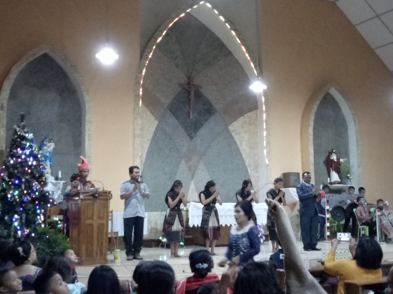 Pastor Jhon Henri Simbolon dan Kepala Sekolah St Maria Aekraja, Tangkas Siregar, S,Pd menutup acara Natal