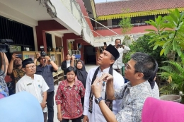 Ketua Komisi E DPRD DKI Jakarta Iman Satria dan Plt Dinas Pendidikan DKI Syaefuloh Hidayat meninjau SDN 10 dan 12 Kembangan Utara yang kanopinya roboh, Jakarta Barat, Jumat (27/12/2019) | Gambar: KOMPAS.com/Ryana Aryadita Umasugi