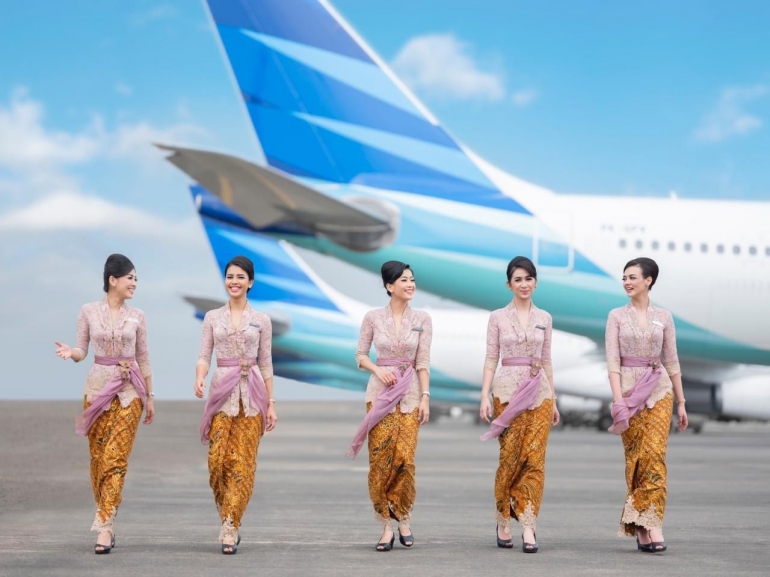 Para pramugari Garuda Indonesia dalam balutan kebaya karya desainer Anne Avantie. Sumber: Garuda Indonesia