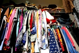 illustrasi tumpukan baju di lemari| Sumber: Shutterstock