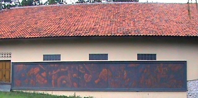 Jagat Ageung dengan hiasan relief artistik di tembok luarnya