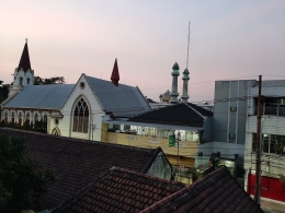 Gereja dan Masjid Agung tampak dari balkon Riche Heritage Hotel Malang|Dok. Foto Pribadi