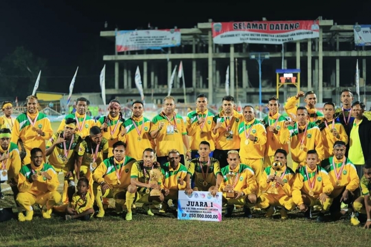 Pemain dan Official tim PS Malaka pose bersama usai menjadi Kampiun ETMC 2019, Betun, 24 Juli 2019  | foto: Ans Dawa) 