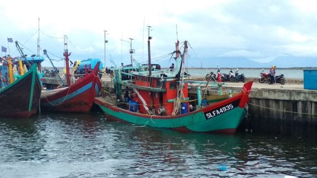 Kapal asing pencuri ikan berbendera Malaysia | Gambar: kumparan.com/Zuhri Noviandi