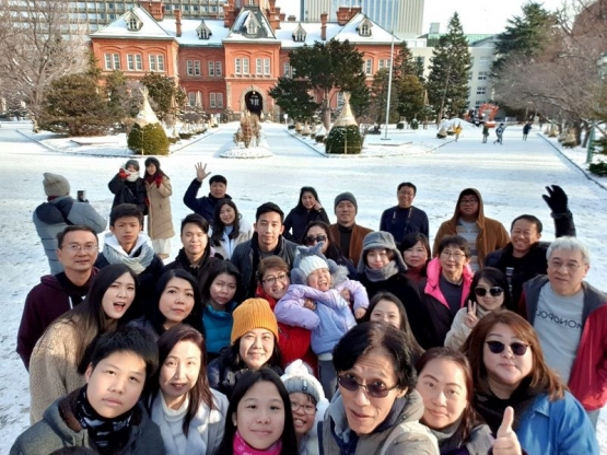 Selfie group dgn latar Gedung Pemerintahan Hokkaido (dokpri)