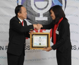 Saya menerima penghargaan sebagai Certified Public Speaker (CPS) terbaik oleh Dr. Ponijan Liaw, Presiden IPSA (Foto: Widie)
