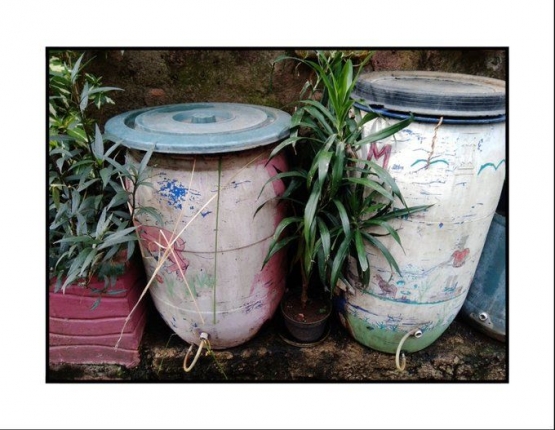 Sutarno mengembangkan komposter yang praktis serta tidak menimbulkan bau dan polusi. (foto dokumentasi pribadi)