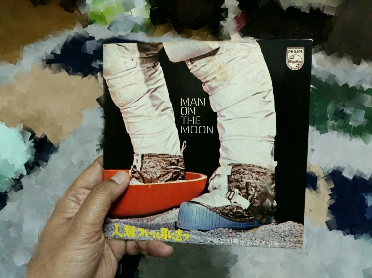 Piringan Hitam yang berisi Pidato JFK dan percakapan astronaut Amerika yang berhasil mendarat di bulan dengan stasiun pengendali di Houston | Dokumentasi Pribadi