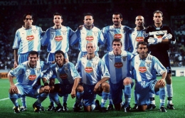 Squad Lazio musim 1999/2000 yang berisi pemain legenda semacam Nesta, Stankovic, hingga Mancini, Mihajlovic, dan Simeone yang sudah jadi pelatih. (sumber: twitter.com/90sfootball)
