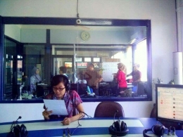 saya membacakan berita di salah satu radio berita swasta di Surabaya tahun 2014 (foto: dokpri)