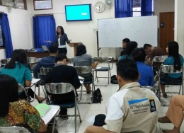 Saya mengajar public speaking di salah satu kampus di Kota Bandung (foto: dokpri)