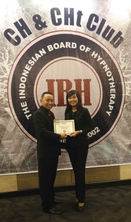 Saya menerima penghargaan sebagai Certified Hypnotist and Hypnotherapist dari Kak Yohanes Supriyanto, Instruktur IBH (foto: dokpri)