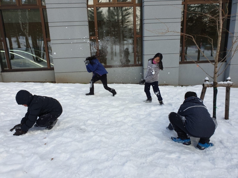 Keriangan anak-anak saat bermain salju di Rusutsu Ski Resort (dokpri)