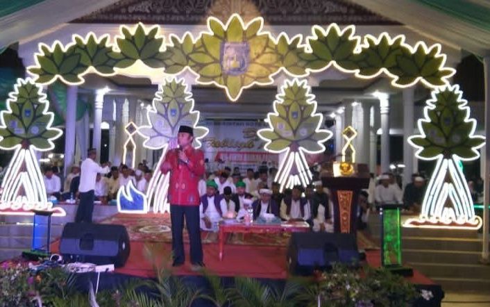 Ustadz Fikri Haikal Zainuddin MZ saat menyampaikan tausyiah di Kota Langsa. (Foto: Jhon Patykawa).