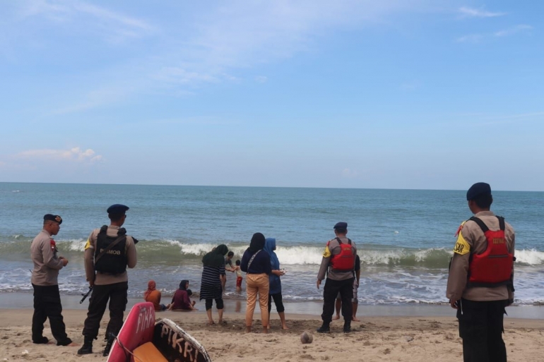 Personil Polisi saat Pengamanan Kawasan Pantai Anyer (Foto Humas Polda Banten)
