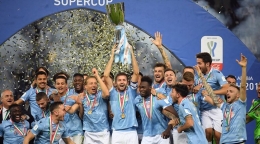 Lazio merayakan keberhasilan meraih trofi Supercoppa Italiana 2019. (sumber: Marco Rosi, gettyimages))