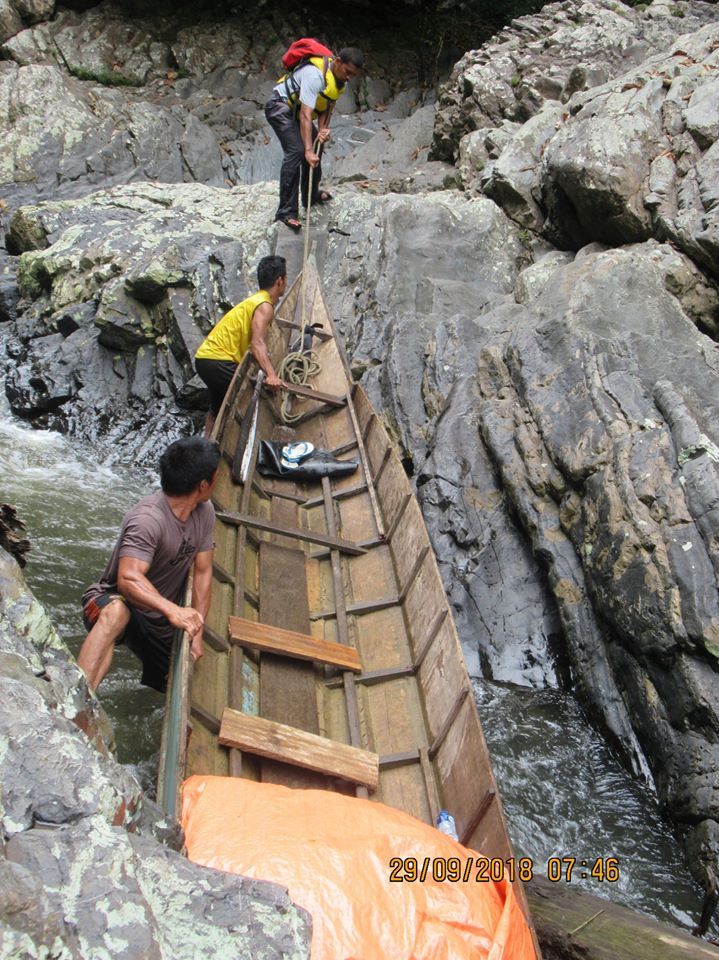Akses di Sungai Tubu yang sangat sulit karea arus sungai deras dan penuh 'giram' (Dok. KKI Warsi)