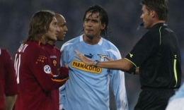 Simone Inzaghi semasa berseragam Lazio di Derby Della Capitale melawan Francesco Totti. (sumber: calciomercato.com)
