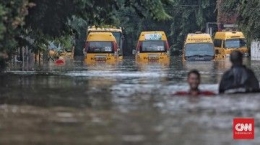 Luapan banjir di Pool Bus Sekolah, Hek, Jalan Raya Pondok Gede, Kramat Jati, Jakarta Timur, Rabu, 1 Januari 2020.(CNN Indonesia/Bisma Septalisma)
