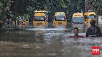 Luapan banjir di Pool Bus Sekolah, Hek, Jalan Raya Pondok Gede, Kramat Jati, Jakarta Timur, Rabu, 1 Januari 2020.(CNN Indonesia/Bisma Septalisma)