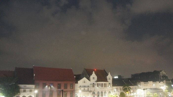 langit di sekitaran Kota Tua, Jakarta, dini hari 1 Januari 2020 (dokpri Yos Mo)