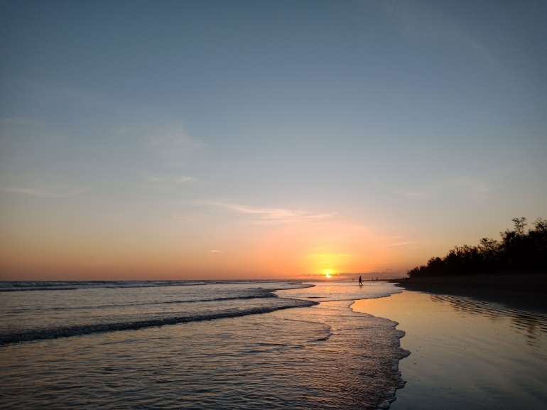 Oetune Adalah Pantai Yang Tepat Untuk Menikmati Matahari Terbit. (dok. Roswati)