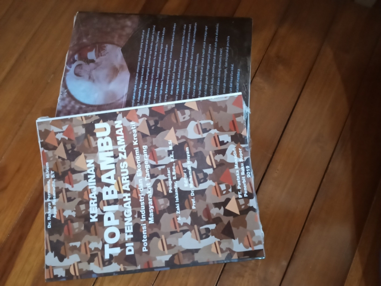 Buku Kerajinan Topi Bambu di Tengah Arus Zaman Potensi Buku Kerajinan Topi Bambu di Tengah Arus Zaman Potensi