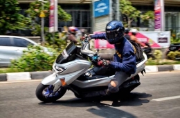 Pengendara motor Yamaha Nmax sedang melakukan aksi Cornering  di jalan raya. Suumber : bonsaibiker.com