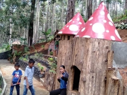 Keluarga kakak saya di depan rumah hobbit. Dokumen pribadi