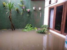 Banjir Menggenangi Taman Rumah (dokpri)