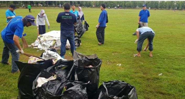 Memunguti Sampah di Lapangan Simpang Lima Semarang
