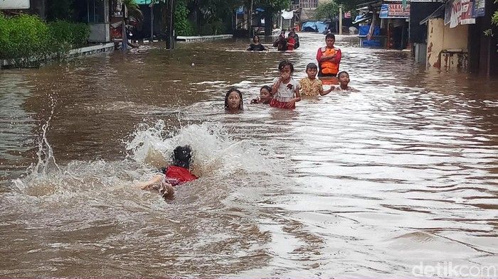 Anak-anak yang sedang berenang di air banjir | Gambar: detik.com
