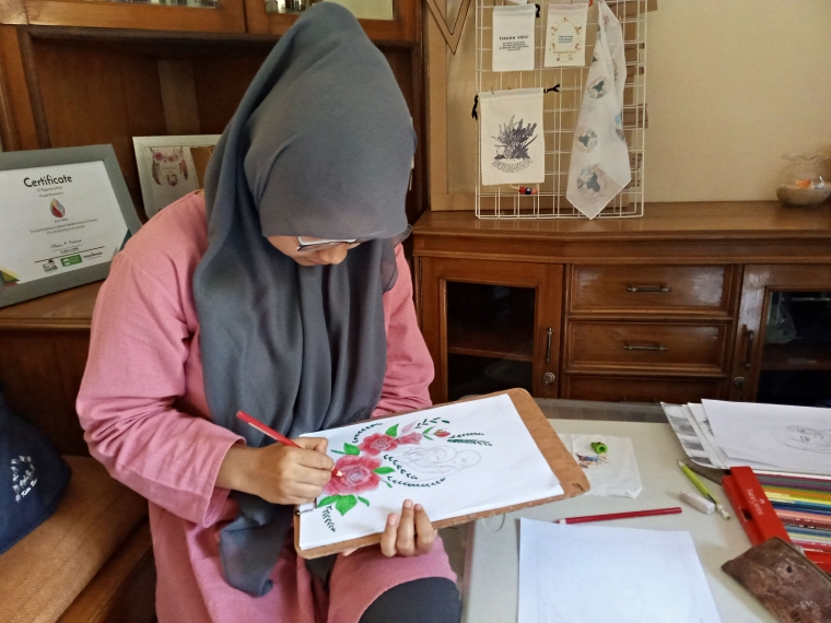 Mendesain-Dok. Susanti Hara