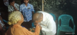 Wakil Bupati Flores Timur Agustinus Payong Boli mencium tangan salah seorang janda tua yang mendapatkan kado natal dan tahun baru di lingkungan Lewo Bele. (Foto Dokpri)