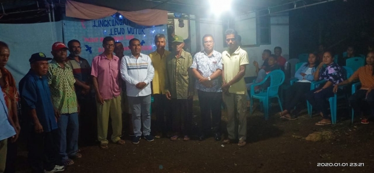 Masyarakat lingkungan Lewo Wutuk foto bersama dengan wakil bupati Flores Timur Agustinus Payong Boli. (Dokpri)