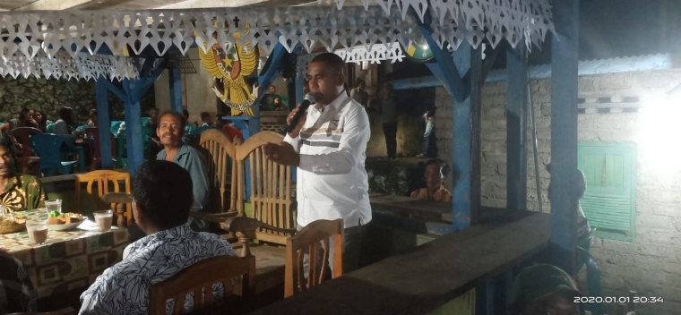 Wakil Bupati Flores Timur Agustinus Payong Boli saat memberikan sambutannya di Bale Adat desa Helanlangowuyo, Kecamatan Ile Boleng. (Dokpri)
