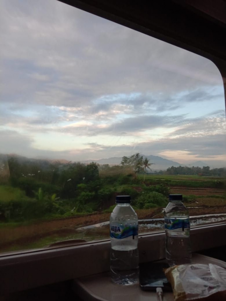 Mengintip indahnya langit di pagi hari dari jendela kereta api. | dokpri