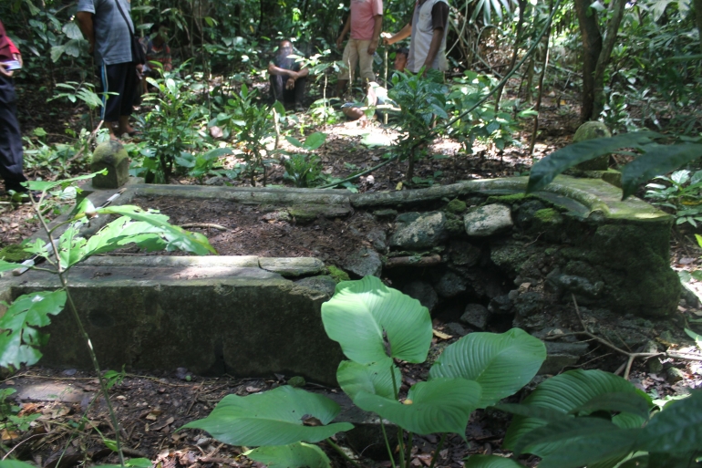Kuburan Belanda di tengah hutan (Dokumentasi Balai Arkeologi Sumatera Utara)