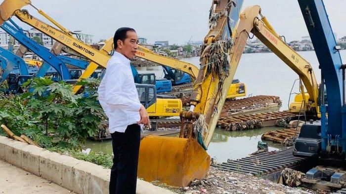 Jokowi melakukan sidak ke Waduk Pluit, Jum'at (03/01/2020). (tribunnews.com)