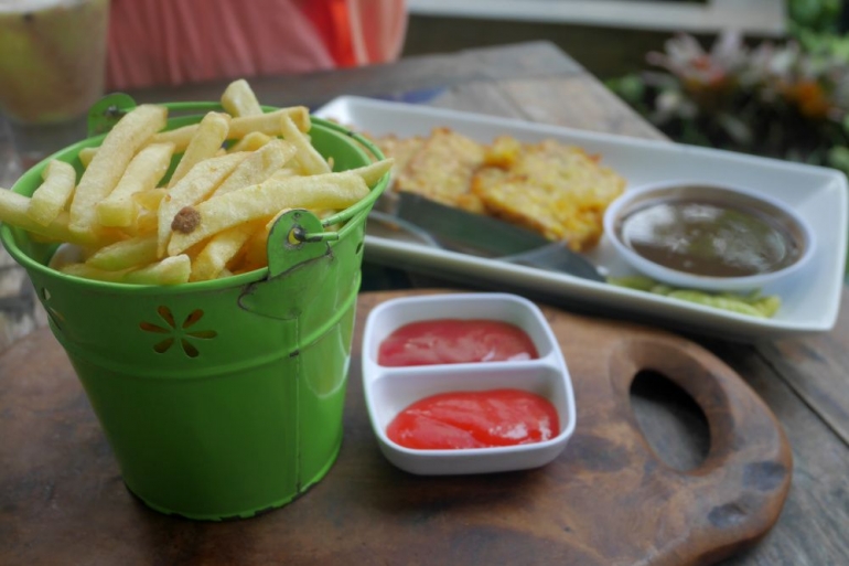 Kentang goreng dan tahu petis di White Modjo Mojokerto